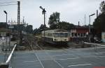 515 567-5 macht sich Mitte der 80er Jahre auf den Weg von Kaarst nach Neuss. An der Abfahrtstafel läßt sich ablesen, dass damals lediglich neun Züge Mo-Fr und nur einer zwischen 08.02 und 16.49 Uhr verkehrten. Heute fahren hier die Talent-Triebwagen der Regiobahn als S 28 über Düsseldorf nach Mettmann auch am Wochenende und an Werktagen im 20-Minuten-Takt.