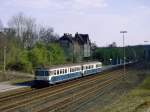 Der Dortmund-Bvinghausen hat sich bis heute wenig verndert, sieht man von der vollstndigen Stilllegung der Nebengleise ab. Im April 1994 macht hier 515 529 mit Beiwagen 815 617 gerade Halt.