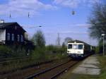 515 645 fhrt in den Haltepunkt Dortmund-Huckarde Nord ein. Damals (April 1994) war die Zufahrt zum Dortmunder Gbf noch in Betrieb. Das Gestrpp trennte die Gleise der Emschertalbahn davon. Heute wchst es in den stillgelegten Gz-Gleisen.