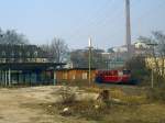 Eine zum Glck heute verschwundene Ruinenlandschaft bildete der Bf. Duisburg Ruhrort in den 1990-ern. 515 616 wartet auf die Rckfahrt nach MH-Styrum (05.01.1994)