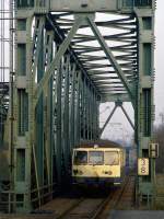 515 605 auf der Kanalbrcke bei DU-Meiderich-Ost am 04.01.1994