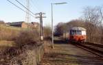 An einem Februarsamstag 1988 fährt 515 623-7 auf dem Weg von Mettmann nach Düsseldorf in Erkrath Nord ein