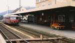 Zwei batteriebetriebene Fahrzeuge im März 1988 im Bahnhof Günzburg: 515 011-5 und ein Elektrokarren, wie er früher auf fast jedem Bahnhof anzutreffen war