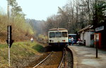 Auf seiner Fahrt von Wuppertal-Steinbeck nach Wuppertal-Cronenberg legt 515 522-1 um 1985 einen kurzen Halt in Wuppertal-Burgholz ein.