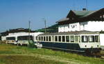 VB 01 der Regentalbahn, der ehemalige 815 661-4 der DB, zusammen mit den Steuerwagen VS 28 (Esslingen) und VS 30 (NE 81) vor dem alten Bahnhofsgebäude in Lam am 30.7.95.