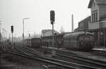 DB 515 576-7 wartet am Bahnsteig in Kleve am 05.03.1977.