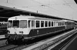 Akkuzug 515 135-2 plus ein Wagen der Baureihe 815 am Augsburger Hauptbahnhof (Sommer 1984)