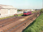 DB 515 628-6 noch zu Betriebszeiten als Zug 3734 von Maastricht nach Aachen Hbf n�hert sich den Bahnhof Wijlre, am 27.04.1984, Scan 93402. Heute ist diese Stelle etwas zugewachsen, ausserdem sind einige Gleise entfernt worden welche f�r den Museumbet ...