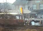 Das Bild ist leider sehr unscharf und grobk�rnig. Es stammt aus einem Super-8-Film von ca 1971 und zeigt einen Akkutriebwagen der Baureihe 515 bei der Einfahrt in den Bahnhof Wassenberg. Das Besondere:
1) Die Bahnstrecke ist schon seit 1980 stillgelegt
2) Der Triebwagen hat eine ungew�hnliche Lackierung, die obere H�lfte ist dunkelgrau
3) Die vielen Menschen warten auf den Prinz Karneval, der mit dem Zug erwartet wurde

Wei� jemand etwas �ber diese besondere Lackierung?