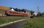 Bei Holzheim an der Aartalbahn (zwischen Diez und Flacht, ohne Haltepunkt) ist am 21.5.1981 die Einheit 517 005 + 817 604 unterwegs. 