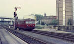 DB 515 576-7 als Zug 8701 (Nijmegen - Kleve) passiert bei der Einfahrt in Kleve Formsignal N1, am 19.10.1975.