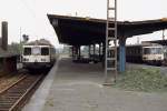 Um 1990 treffen sich 515 566-8 auf der Fahrt von Duisburg-Ruhrort nach Mülheim-Styrum und 515 529-6, der in der Gegenrichtung unterwegs ist, im Bahnhof Duisburg-Meiderich Süd.