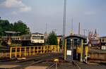 Ausbesserungswerk und Betriebswerk Limburg (Lahn): Der einzelne DB-Akkuzug 515 132-9 wartet am 22.08.1985 vor der Drehscheibe auf seine weitere Nutzung.