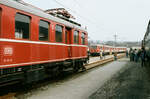 Veranstaltung im Ausbesserungswerk Cannstatt (16.03.1984): Vorn ein Museumszug der DB-Baureihe ET 85 und daneben etwas weiter entfernt ein Zug der DB-Baureihe 425 alt (der Zug wurde noch