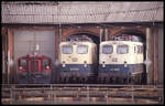 BW Bebra am 3.10.1990: Neben einer Köf II der DB schauen 140680 und 140619 aus dem Rundlokschuppen.