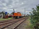 DB Museum 105 021-0 + BWARN V60 1100 am 19.09.2021 auf Rangierfahrt beim Eisenbahnfest im Bw Arnstadt.