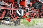 11.06.2016, Im Bw Arnstadt war heute Nachtfotoparade. Lok 50 3688 stand soooo schön neben der Weichenlaterne und dem Mohnpflänzchen. Da musste ich mich einfach auf den Boden legen. Diese Lok verließ mit der Bezeichnung 50 1096 und Fabriknummer 1175 im Jahr 1940 das Skoda-Werk in Pilsen. Nach vollständiger Rekonstruktion im Raw Stendal am 19.10.1961 wurde aus der 
Altbau-50 die Unterbaureihe 50.35. Bekannt durch viele Sonderfahrten gehört sie nach ihrem Fristablauf am 07.10.1997 leider nicht mehr zu den betriebsfähigen Maschinen.