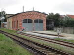 Zweigleisiger,genutzter Lokschuppen in Bergen/Rügen am 05.August 2025.Nutzer ist die PRESS die öfters Lok`s und Wagen im und vor dem Lokschuppen abstellen.