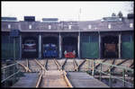 Eisenbahn Museum BW Dieringhausen am 4.3.1995: Blick über die Drehscheibe auf den Rundlokschuppen mit diversen Diesellokomotiven