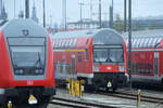 Verschiedene Doppelstock-Steuerwagen Anfang April 2017 in Dresden-Altstadt.