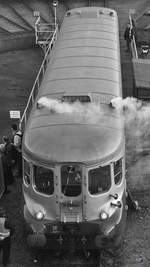 Der Dieseltriebwagen M 260 001 verlässt die Drehscheibe des Eisenbahnmuseums in Dresden.