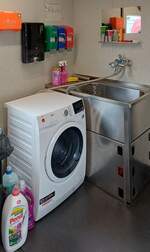 Waschbecken & Waschmaschine im DB Netz Notfalltechnik Kranzugbegleitwagen (Sanitär & Schlaf) 90 80 9370 103-9 D-DBMP vom Kranzug Leipzig, am 30.08.2025 beim Tag der offenen Tür (100 Jahre Bw