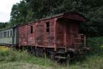 Dieser ehemaliger Gterzugbekleidwagen ghrt ebenfalls zur Sammlung Falz, gesehen am 04.09.2010 im ehemaligen BW Falkenberg oberer Bahnhof.