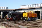 52 8089-6 und 106 078-9 vor dem groen Rundschuppen am 16.09.2012 im Bw Falkenberg Oberer Bahnhof. Das Gelnde dient nur zur Aufbewahrung von Fahrzeugen und ist nur an wenigen Tagen im Jahr zugnglich. 

