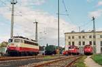 An einem Sonntag im Oktober 1998 konnte ich dieses Lok-Potpourri vor der Wartungshalle des ehemaligen Bw in Freilassing fotografieren.