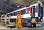 Schnellzugwagen in der Schwebe:
Die Verkehrs Industrie Systeme GmbH (VIS) in Halberstadt modernisiert etliche Fernverkehrswagen der SBB. Dieser Vertreter mit der Bezeichnung  Bpm  (61 85 20-90 236-1 CH-SBB) wurde von seinen Drehgestellen befreit.
Gesehen bei einem Tag der offenen T�r.

🧰 SBB
🕓 21.6.2025 | 13:12 Uhr
