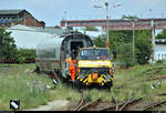 Nachschuss auf einen Mercedes-Benz Unimog (Zweiwegefahrzeug), der mit einem Flachwagen und dem Endwagen 411 052-4 von Tz 1152  Travemünde  auf dem Gelände der Maschinenbau und Service GmbH