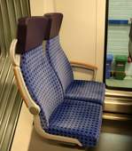 Blick auf zwei Reihensitze in 1442 214 (Bombardier Talent 2) der S-Bahn Mitteldeutschland (DB Regio Südost).