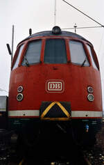 Herbst 1984: Nahverkehrsschnellzug der DB-Baureihe 456 (ET 56) vor dem Bahnbetriebswerk Heidelberg.