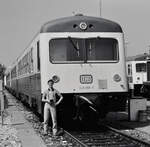 Mit Stativ und Selbstauslöser im Sommer 1984 beim Bw Kempten (DB) fotografiert: Frank Nowotny vor dem DB-Vorserienwagen 628 008-5 