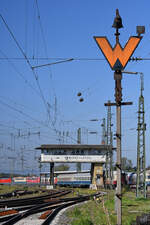 Ein Ra 11 - Wartezeichen / Rangierhaltsignal und das Weichenwärter-Stellwerk Km auf dem Rangierbahnhof in Koblenz-Lützel.