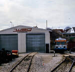 WEG-Nebenbahn Amstetten-Laichingen: Am 01.04.1985 wirkte es vor dem Lokschuppen Laichingen schon ziemlich leer, und das auch schon vor der Stilllegung der Bahn im August 1985. Neben dem Lokschuppen befindet sich einer der beiden Schlepptriebwagen von Fuchs (T 30 bzw. T 31).
Datum: 01.04.1985