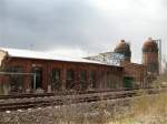 Einer der beiden Ringlokschuppen des BW Leipzig Wahren mit den beiden Wassertrmen ist noch halbwegs gut erhalten, 25.03.08