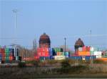 Hinter Containern verstecken sich die beiden Wassertrme  des ehemaligen BW Leipzig Wahren. Ob die Lampen auf dem Containerumschlagplatz sturmfest sind? SO wie die da stehen offensichtlich nicht. 01.04.08