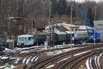 972 502-9 und andere Wagen und Fahrzeuge in Löbau am 18.02.2021 - von einer Brücke aus aufgenommen.