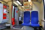 Blick auf zwei Sitze und den Fahrkartenautomaten im Mehrzweckabteil in 1442 173/673 (Bombardier Talent 2) der S-Bahn Mitteldeutschland (MDSB II | DB Regio Südost), der im ehemaligen Bw