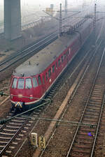 ET 456 405 taucht am 15.09.1985 auf der Fahrt von Heidelberg nach Mannheim in Höhe des Bw.
