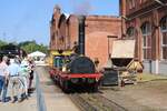Bei den XXVII. Meininger Dampfloktagen f�r der Nachbau der Adler Lok am 07.09.2024 auf dem Mehrschienengleis im Dampflokwerk Meiningen mit 3. Klassewagen, in denen Mitfahrten m�glich waren, hin und her.
