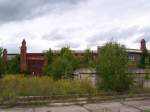 Blick durch den Zaun auf dem nicht mehr im Betrieb befindlichen Teil des DLW (ungefhr das halbe Werk) am 06.09.08.