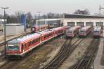 Blick auf den nordöstlichen Teil des Bw Mühldorf am 02.02.2014. Neben einigen VT 628 steht in der hinteren, linken Ecke 217 002 der Bahntouristik Express GmbH in purpurrot-beiger Farbgebung versteckt. Leider kam man an diesem Tag nicht näher an die Maschine heran.