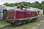 V100 1365 der Bayernbahn im Bw Nördlingen (Bayerisches Eisenbahnmuseum) am 17.05.2008. Öffentlich zugängliches Museumsgelände

Hersteller: Maschinenfabrik Esslingen
Fabriknummer: 5301
Indienststellung: 08.03.1963
Erst-Bw: Kornwestheim
ursprüngl. Fahrzeugnr. V 100 1365
UIC-Nr.: 92 80 1211 365-2 D-BYB
Betreibernr. z.Z.d. Aufnahme: V 100 1365
Umzeichnungen: 211 365-2 (01.01.1968); ÖBB 2048 014-1 (?); 92 80 1211 365-2 D-BYB (?)
z-Stellung: 29.05.1988 (DB)
Ausmusterung: 31.12.1988 (DB)
Verbleib: Elisabeth Layritz GmbH, München; ÖBB; BayernBahn
Radsatzfolge: B'B'
Vmax (km/h): 100
Leistung (kW): 810
Dienstmasse (t): 62
Radsatzfahrmasse max. (t): 16
LüP (mm): 12.100