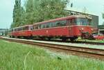 Uerdinger Schienenbusse beim DB-Bahnbetriebswerk Rosenheim, der Lokschuppen befindet sich links von den Uerdingern (12.06.1984)