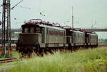 Eine E-Lokomotive der DB-Baureihe 144 (144 187-2), eine weitere E-Lok der DB (145 176-4), sowie noch eine E-Lok der DB-Baureihe 144 ohne Nummer waren 1984 im bayerischen Rosenheim auf DB-Gleisen