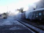 Der Sonderzug des Vereins Schsische Eisenbahnfreunde Schwarzenberg wird am alten BW Schwarzenberg, heute Eisenbahnmuseum vorgeheizt.