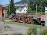 In der ehemaligen Einsatzstelle Sonneberg lagert dieser Lokrahmen.Aufgenommen am 03.September 2021 über den Zaun.
