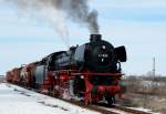 41 096 mit einem Gterzug und abblasen der Sicherheitsventile am 23.03.2013 beim Dampflokfest in Stassfurt